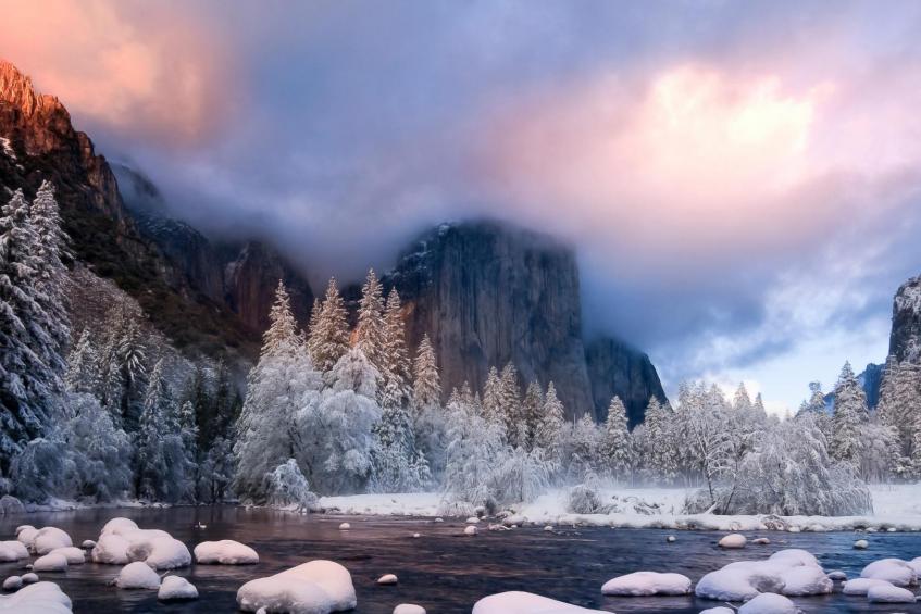 Snowing in Yosemite 