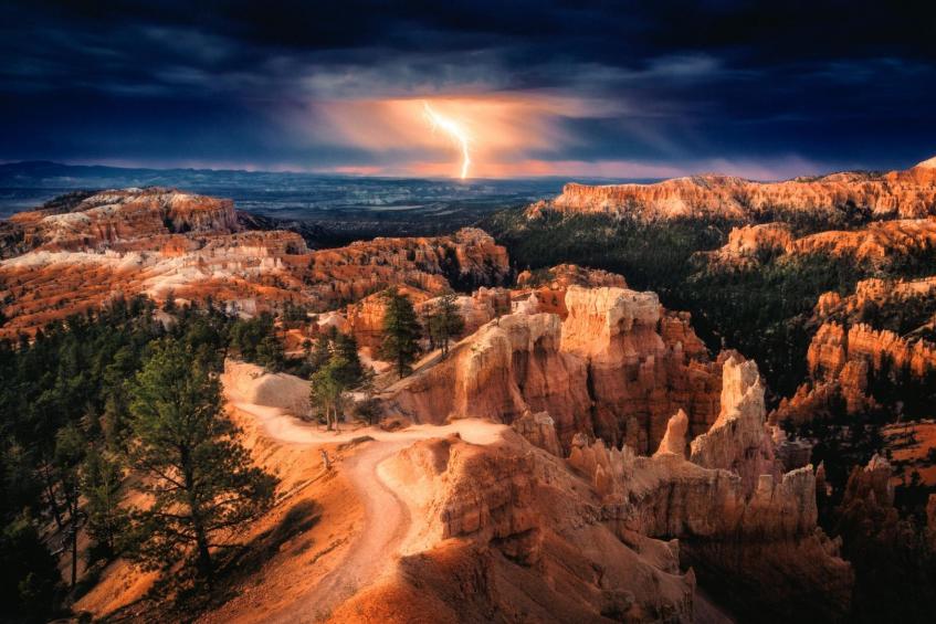 Lightning over Bryce Canyon 