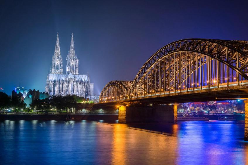 Nächtliche Farbenspiegelungen in Köln 
