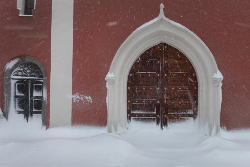 verschneite Kirchentüren 