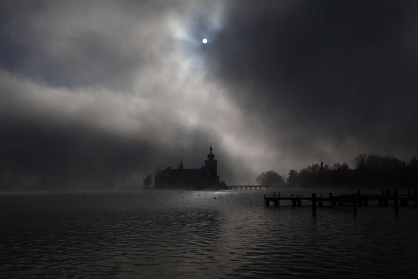 Schloss Ort im Nebel 